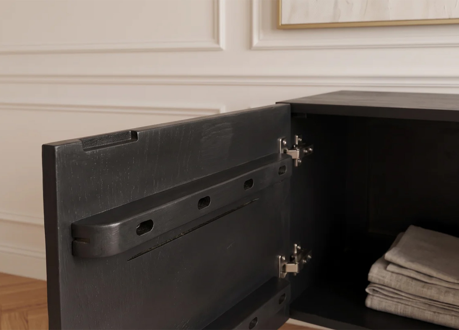 Détail du système de fermeture amortie soft close du meuble TV NÉRION
