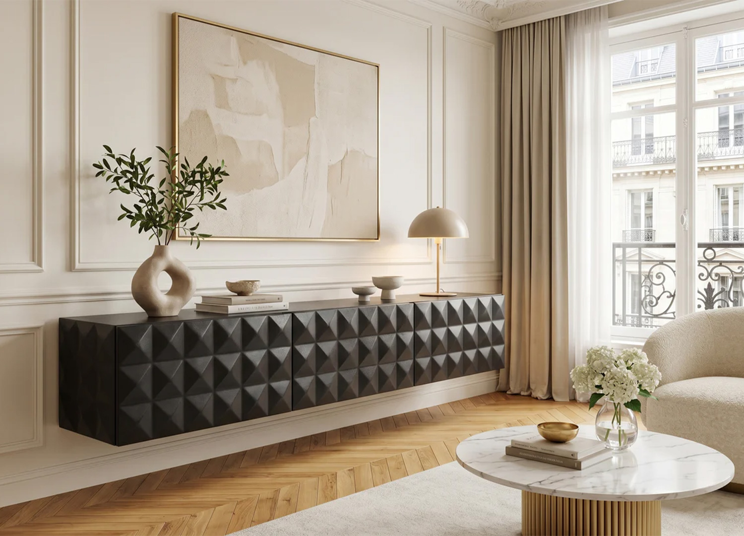 Meuble TV suspendu NÉRION noir dans un salon classique avec table basse marbre