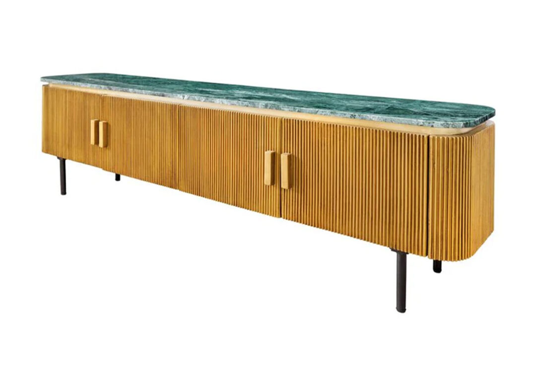 Meuble TV ORVÉLIA 160 cm en manguier finition laiton avec plateau en marbre vert sur fond blanc