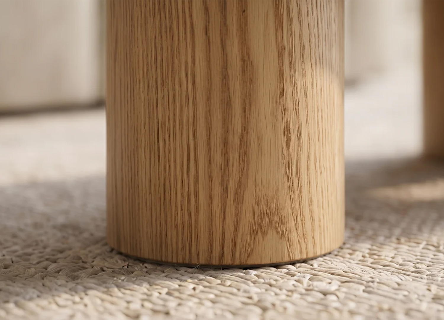 Détail d’un pied cylindrique en placage chêne de la table basse NÉRAYA 130 cm