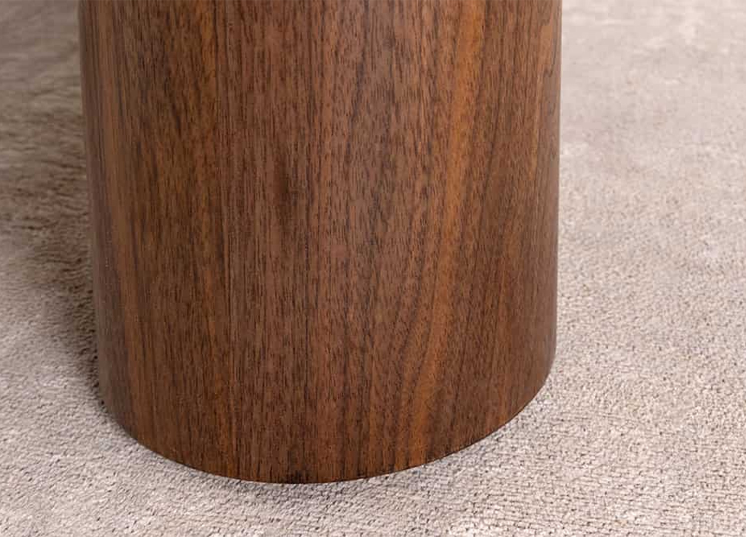 Détail d’un pied cylindrique en placage noyer de la table basse NÉRAYA