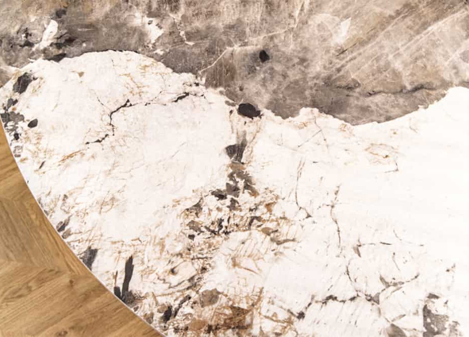 Vue rapprochée du motif marbré blanc, gris et brun du plateau céramique Pandora ÉLIORA