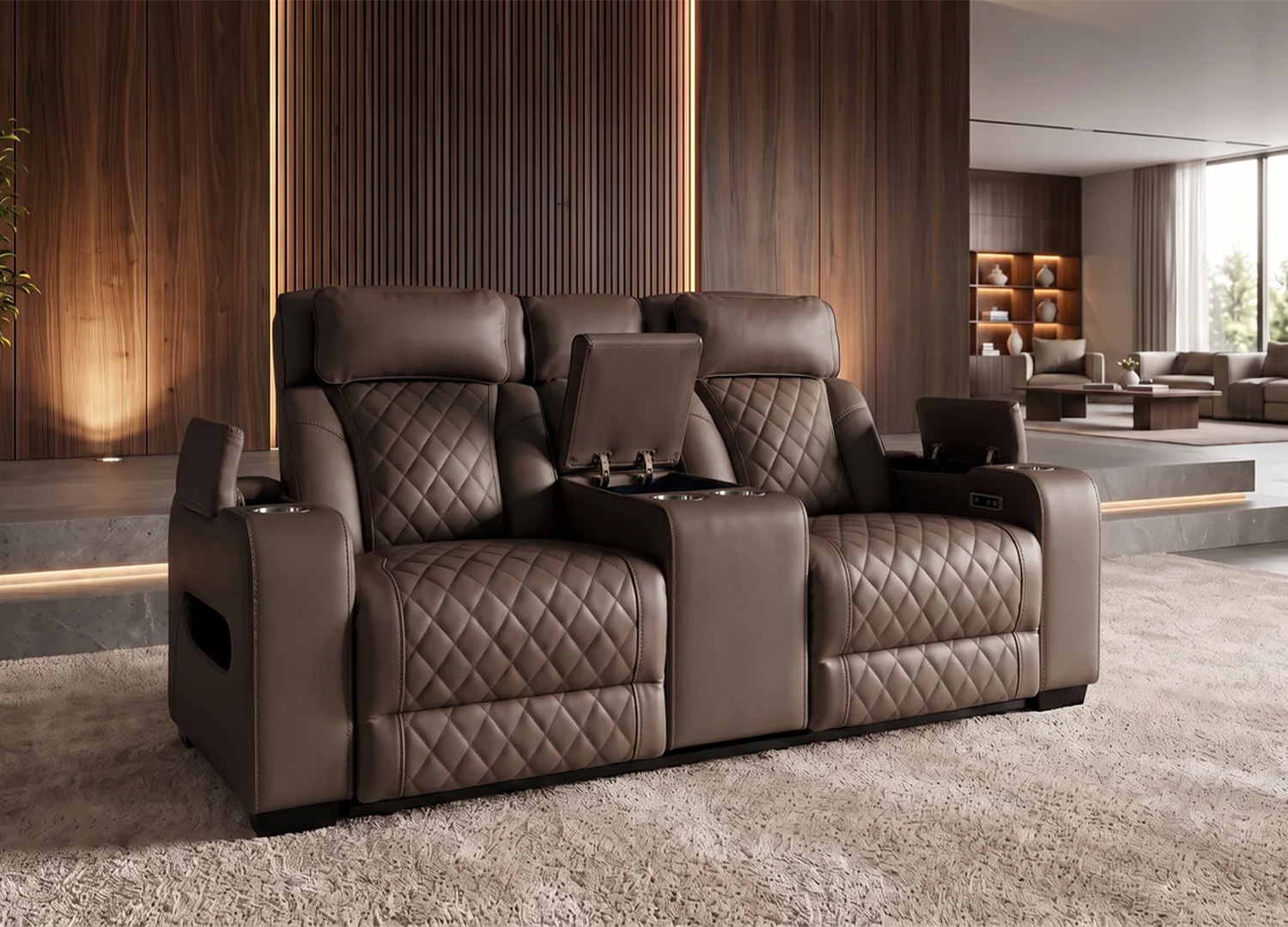 Compartiments de rangement ouverts dans les accoudoirs et la console centrale du fauteuil cinéma ÉVORIA marron