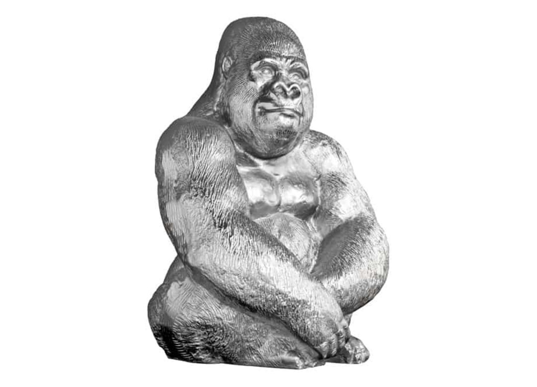 Sculpture décorative gorille KORVAN 40 cm en aluminium argenté présentée sur fond blanc