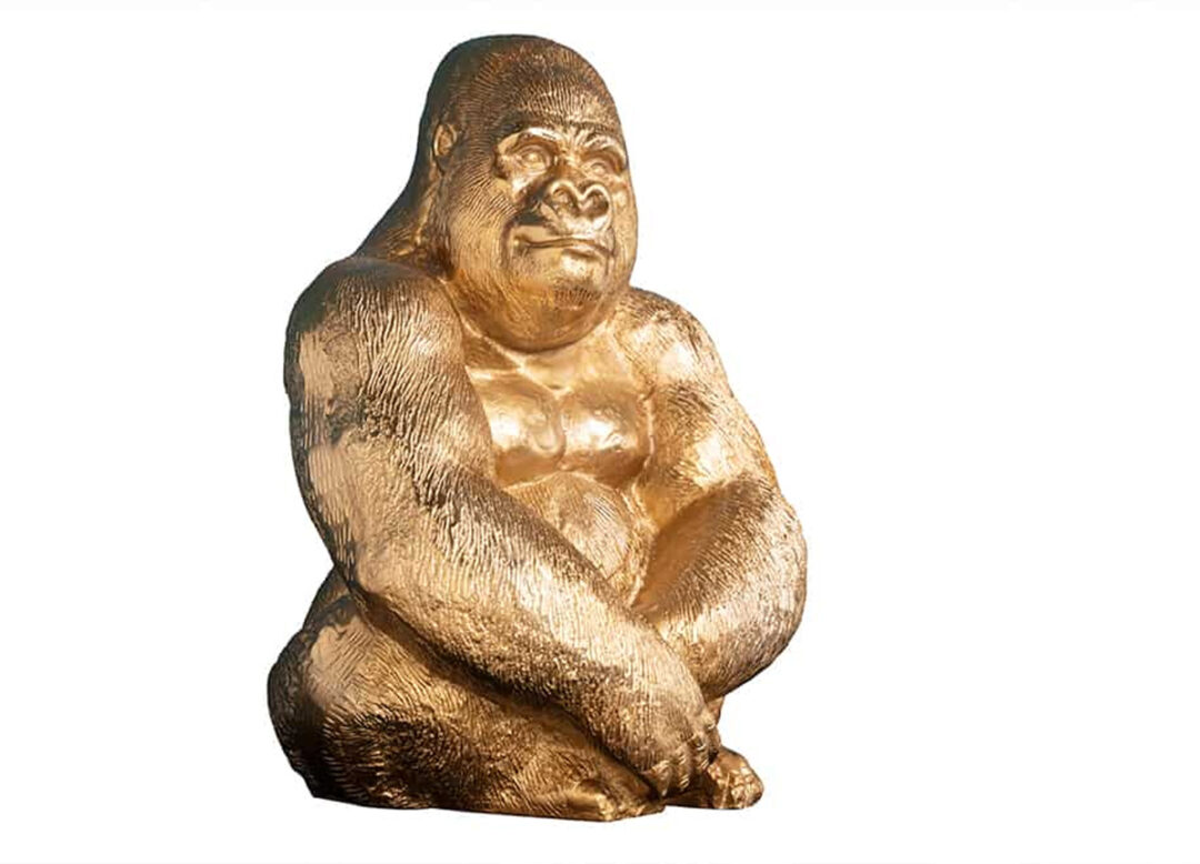 Sculpture décorative gorille KORVAN 40 cm en aluminium doré présentée sur fond blanc