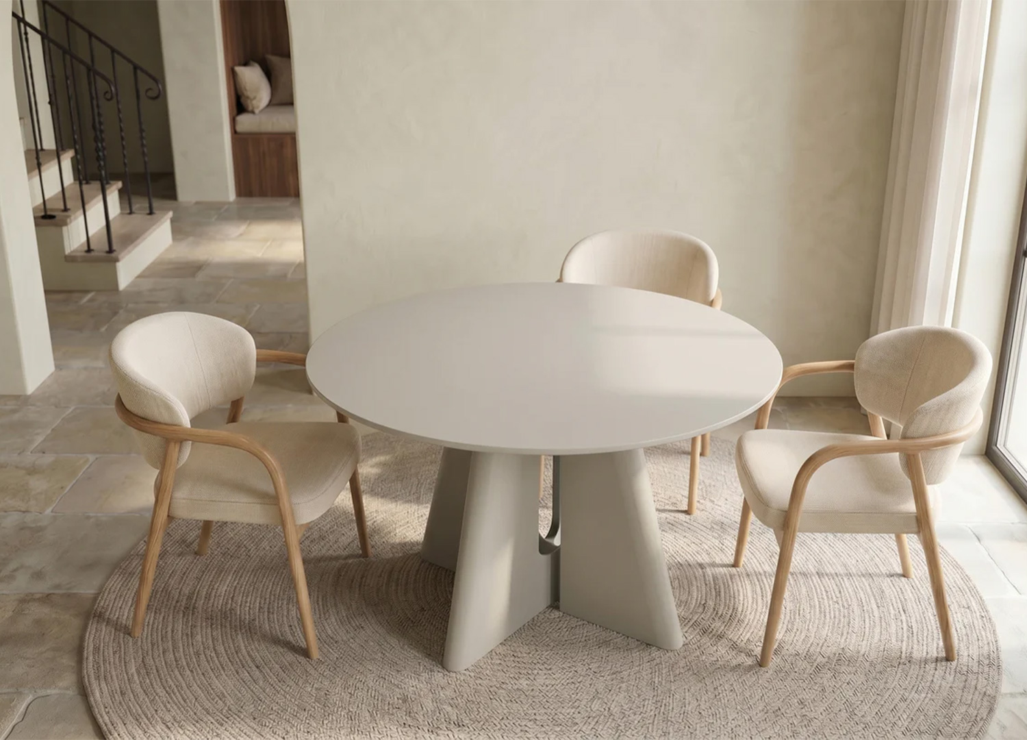 Table à manger ronde ÉLORIA 120 cm grège entourée de quatre chaises dans une salle à manger lumineuse