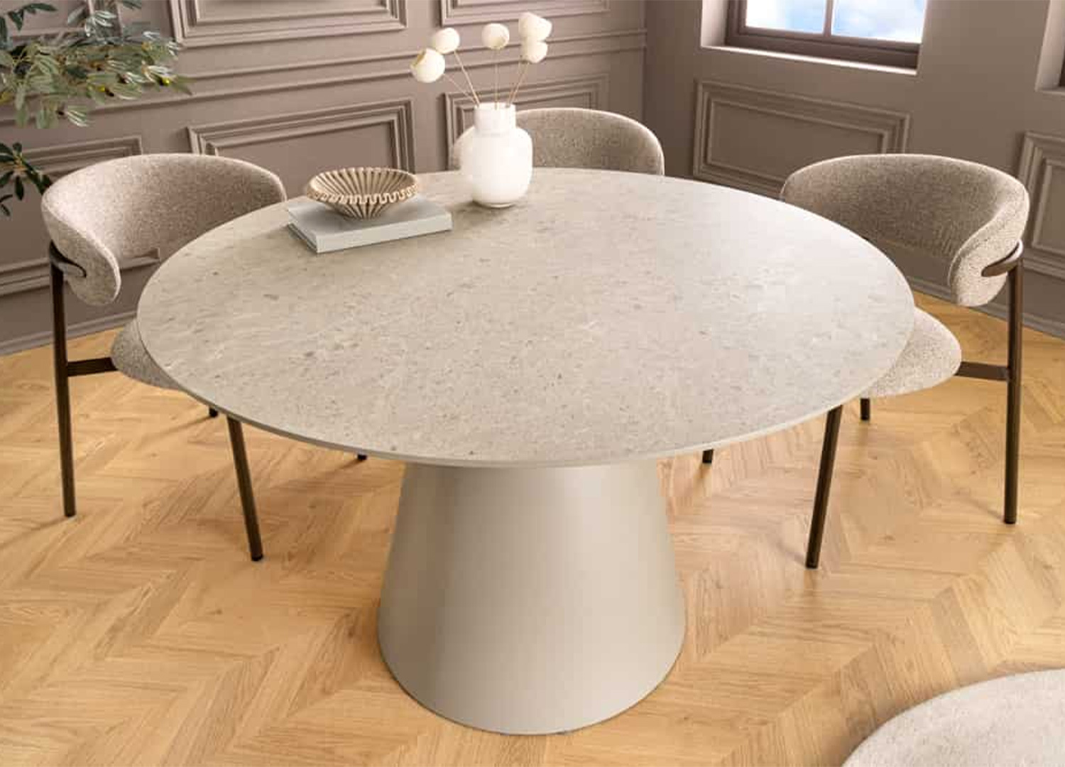 Table à manger ronde ÉLORIA 120 cm finition gris minéral en ambiance chaleureuse