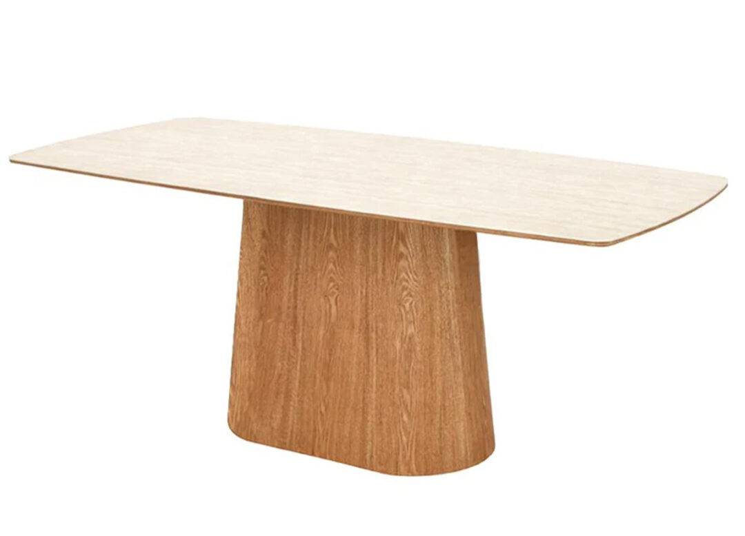 Table à manger SÉRANDE 200 cm avec plateau en céramique travertin et pied en chêne sur fond blanc