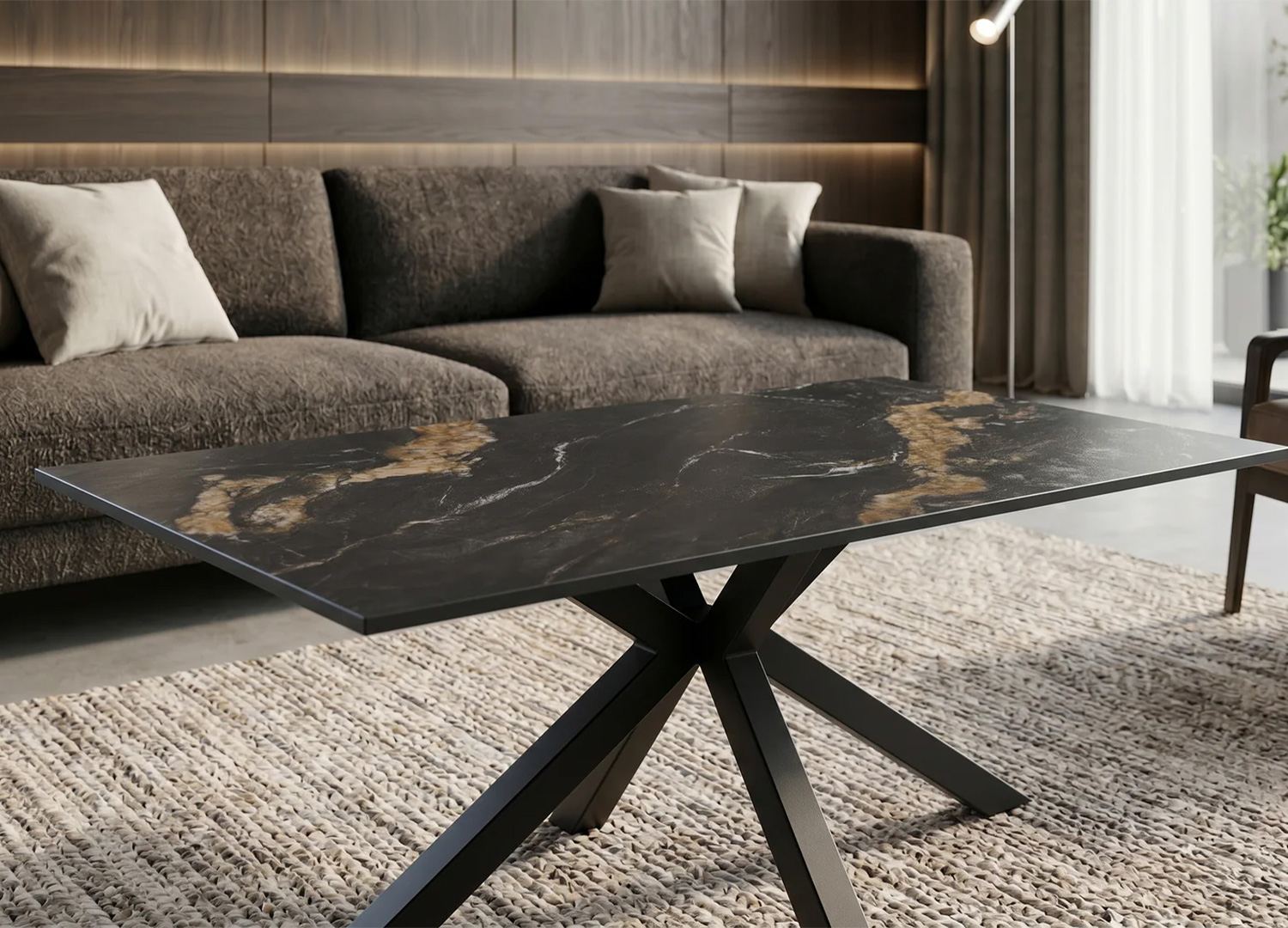 Table basse KAVEN 100 cm avec plateau en céramique noir, or et sable dans un salon élégant