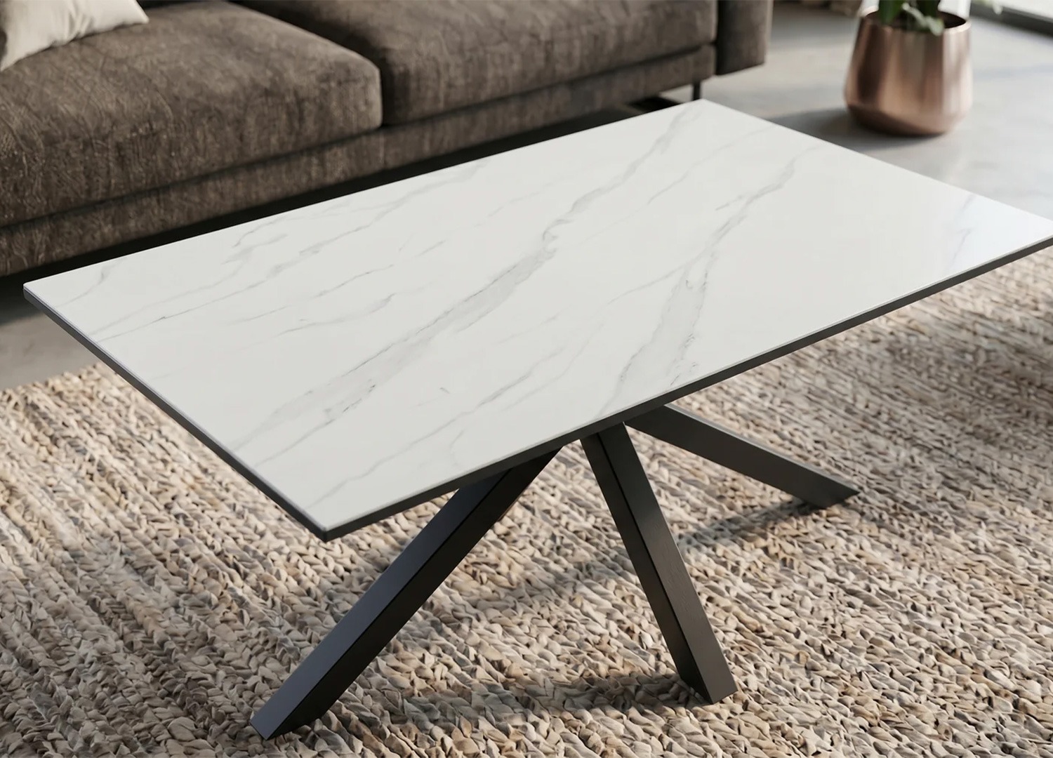 Table basse KAVEN 100 cm en céramique blanche sur tapis clair devant un canapé gris