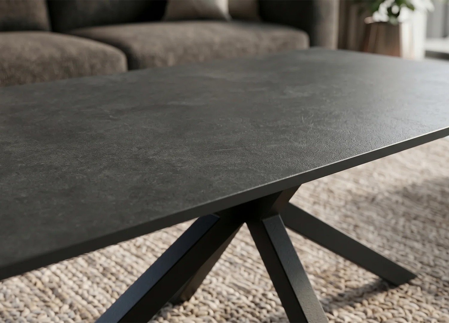 Zoom sur le plateau en céramique anthracite effet pierre de la table basse KAVEN