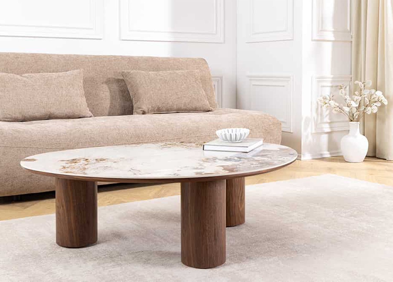 Table basse NÉRAYA 110 cm au design organique devant un canapé beige