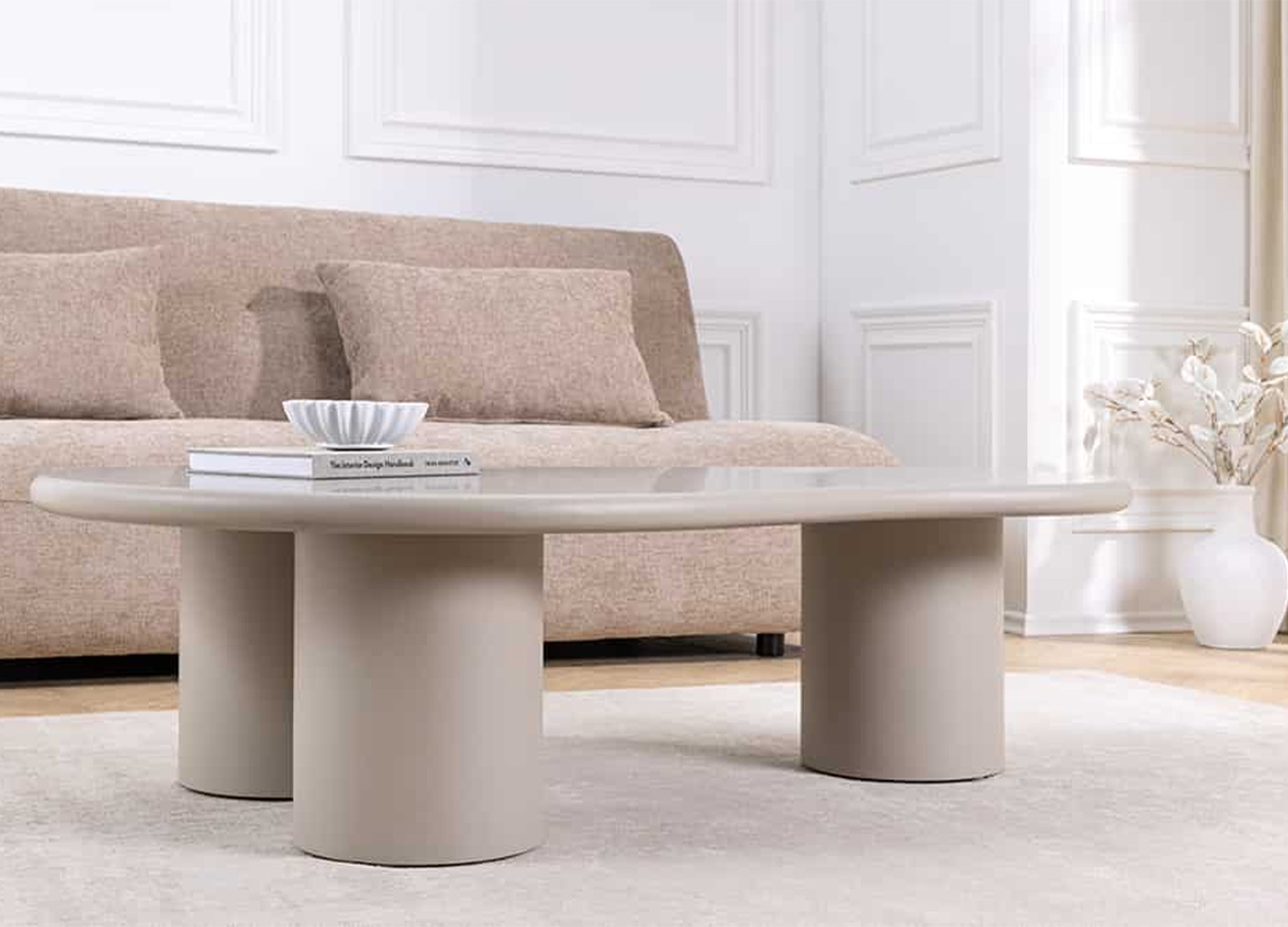 Table basse organique NÉRAYA 130 cm greige beige en ambiance salon avec canapé clair