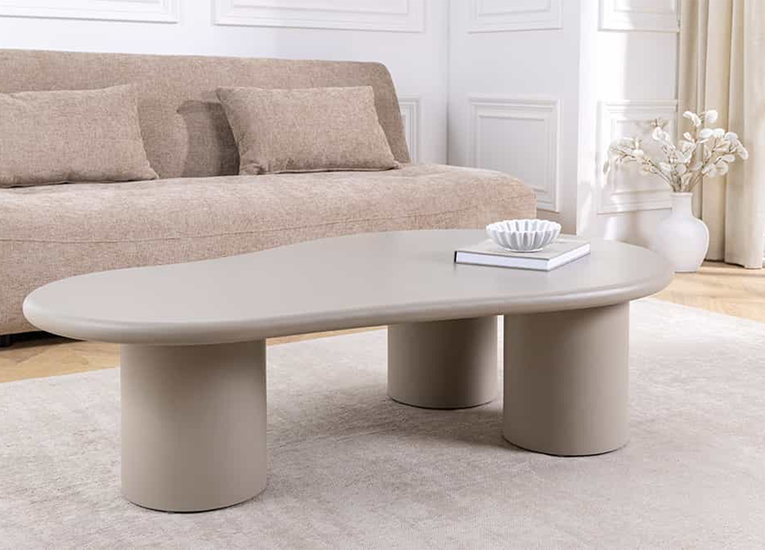 Table basse organique NÉRAYA 130 cm greige beige avec livre décoratif et coupelle
