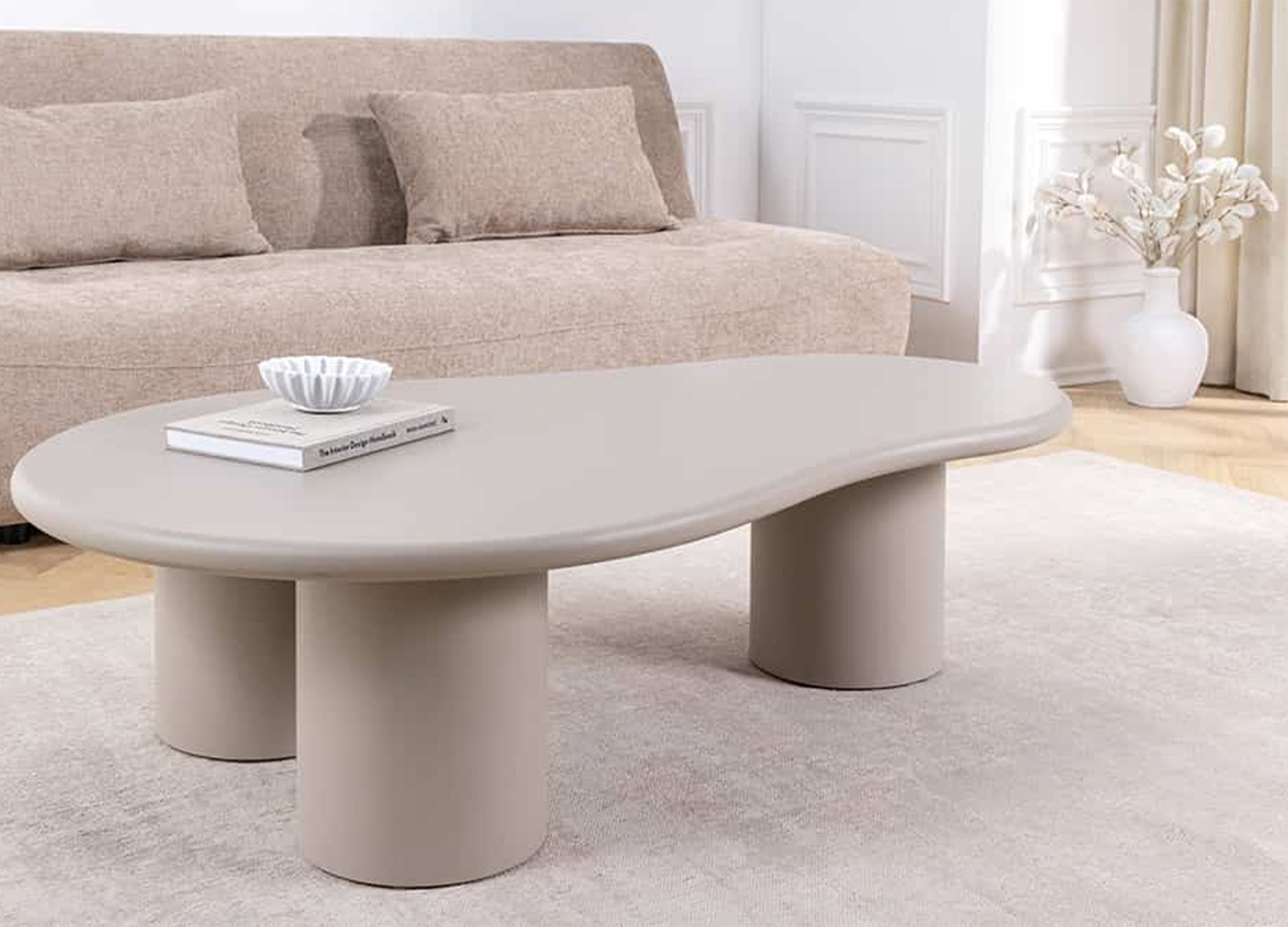Vue trois quarts de la table basse organique NÉRAYA 130 cm greige beige