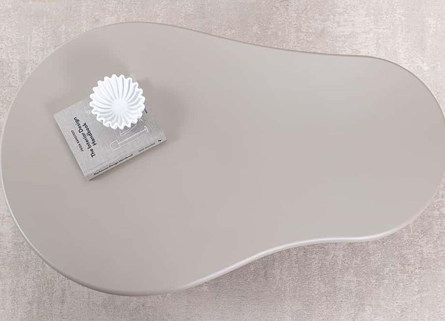 Vue haute de la table basse NÉRAYA 130 cm greige beige avec plateau organique