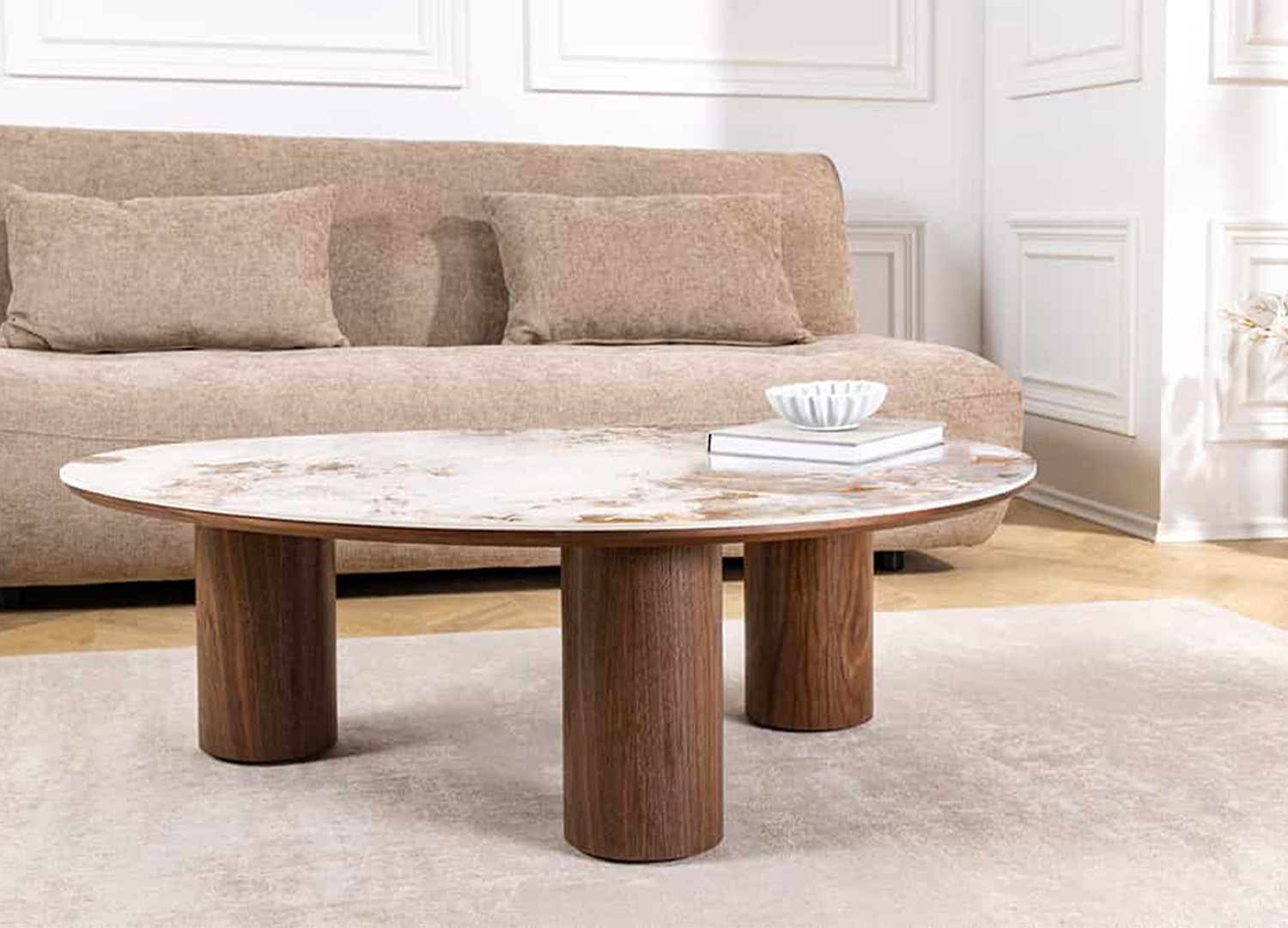 Table basse NÉRAYA avec plateau blanc et brun en céramique Pandora et pieds en noyer