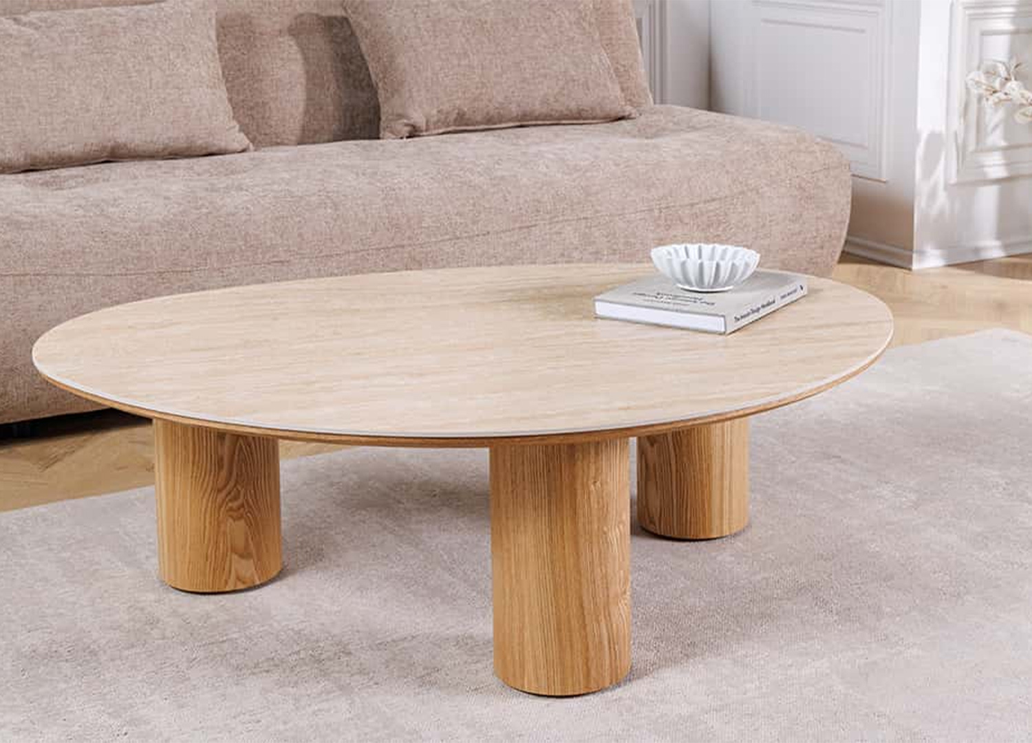 Table basse NÉRAYA au design organique dans un salon beige et naturel