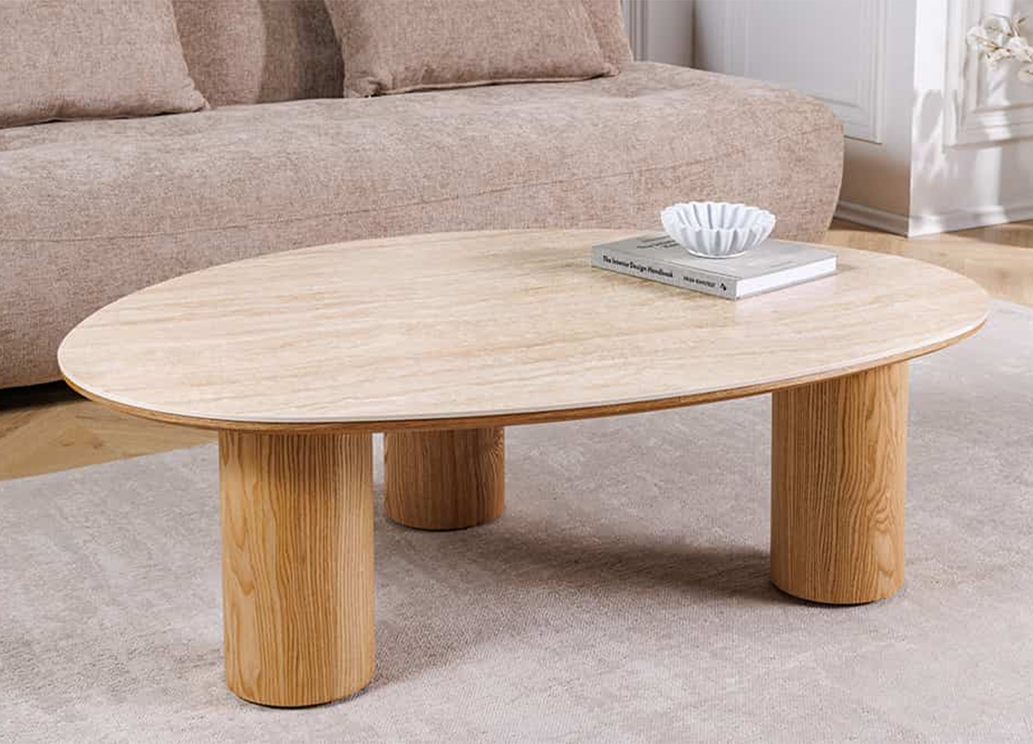 Table basse NÉRAYA 110 cm avec plateau aspect travertin et trois pieds cylindriques aspect chêne