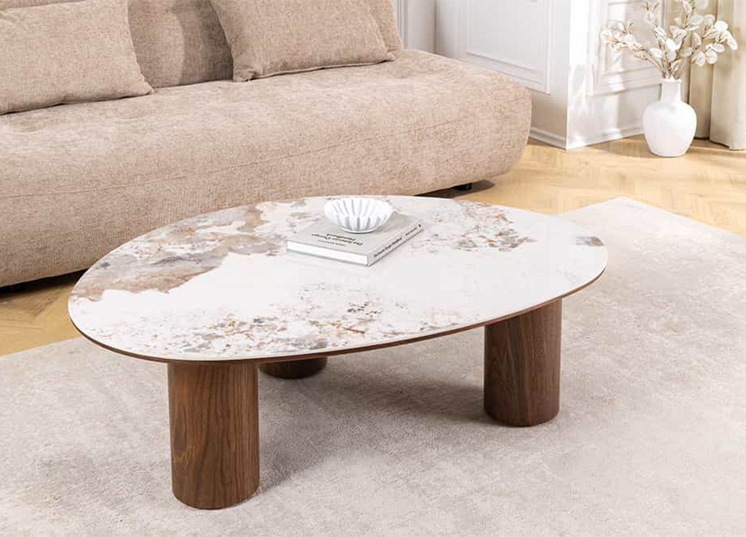 Vue aérienne de la table basse organique NÉRAYA en céramique Pandora dans un salon beige