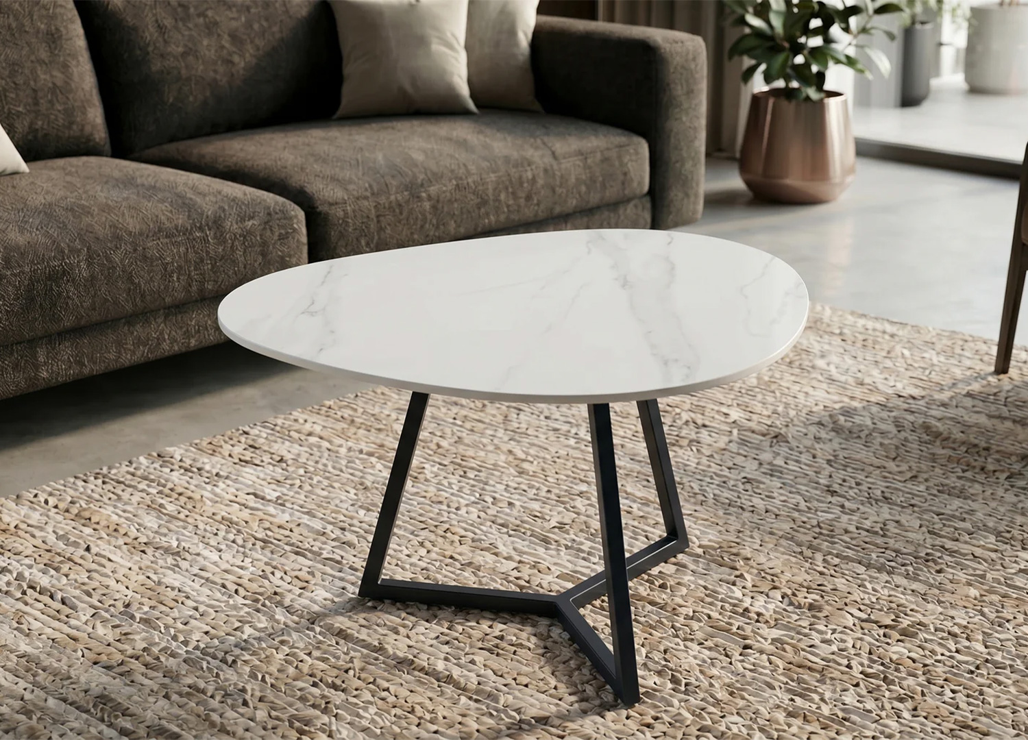 Table basse ORBIS 70 cm en céramique blanche sur tapis design dans un salon moderne