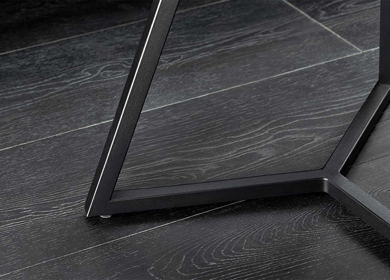 Détail du piètement géométrique en métal noir de la table basse ORBIS 70 cm