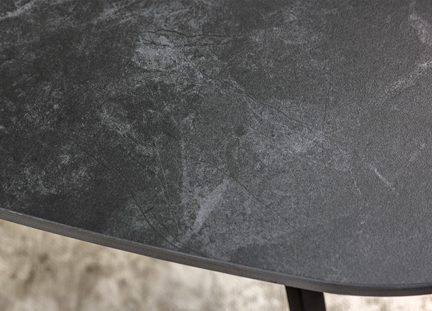 Zoom sur le plateau en céramique anthracite effet marbre de la table basse ORBIS 70 cm