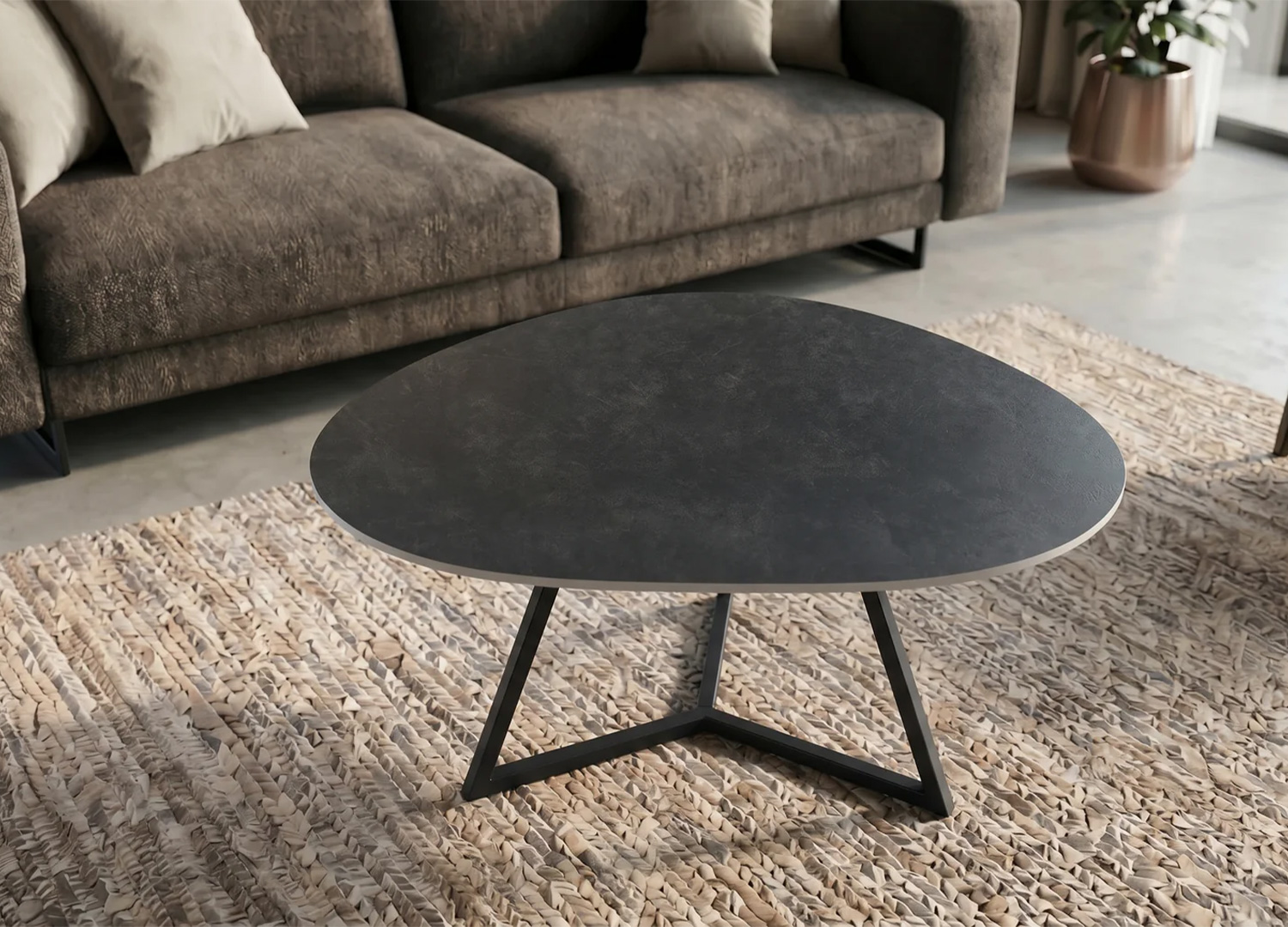 Grande table basse ORBIS 90 cm en céramique anthracite avec décoration dans un salon contemporain