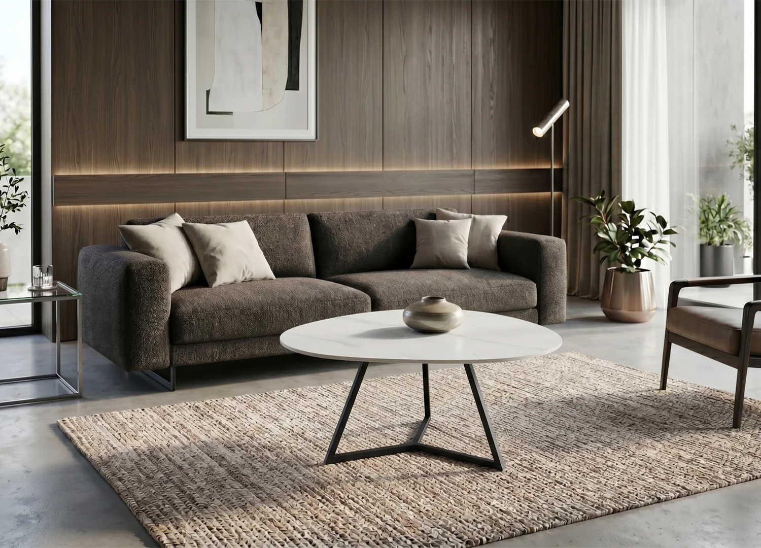 Table basse ORBIS 90 cm en céramique blanche placée devant un grand canapé