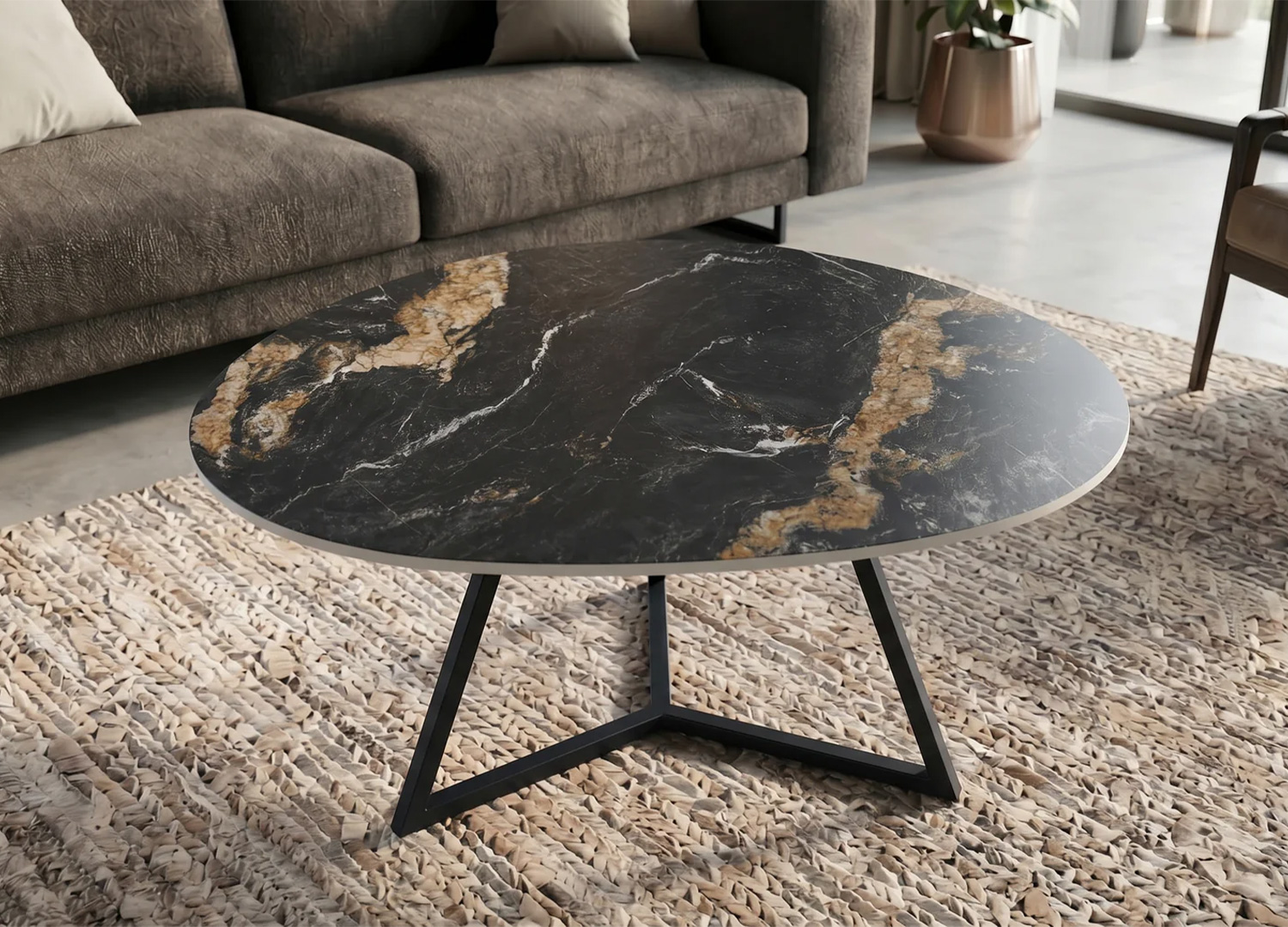 Grande table basse ORBIS 90 cm en céramique sombre dans un salon contemporain