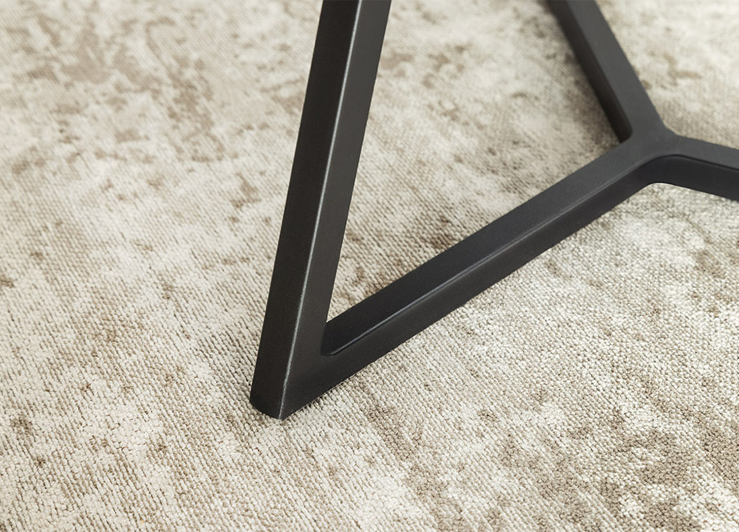 Détail du piètement géométrique en métal noir de la table basse ORBIS 90 cm