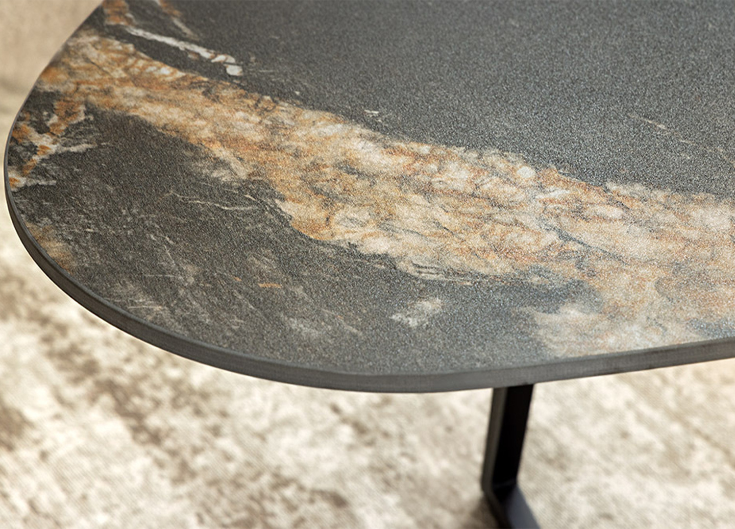 Zoom sur le plateau en céramique noir doré et sable de la table basse ORBIS 90 cm