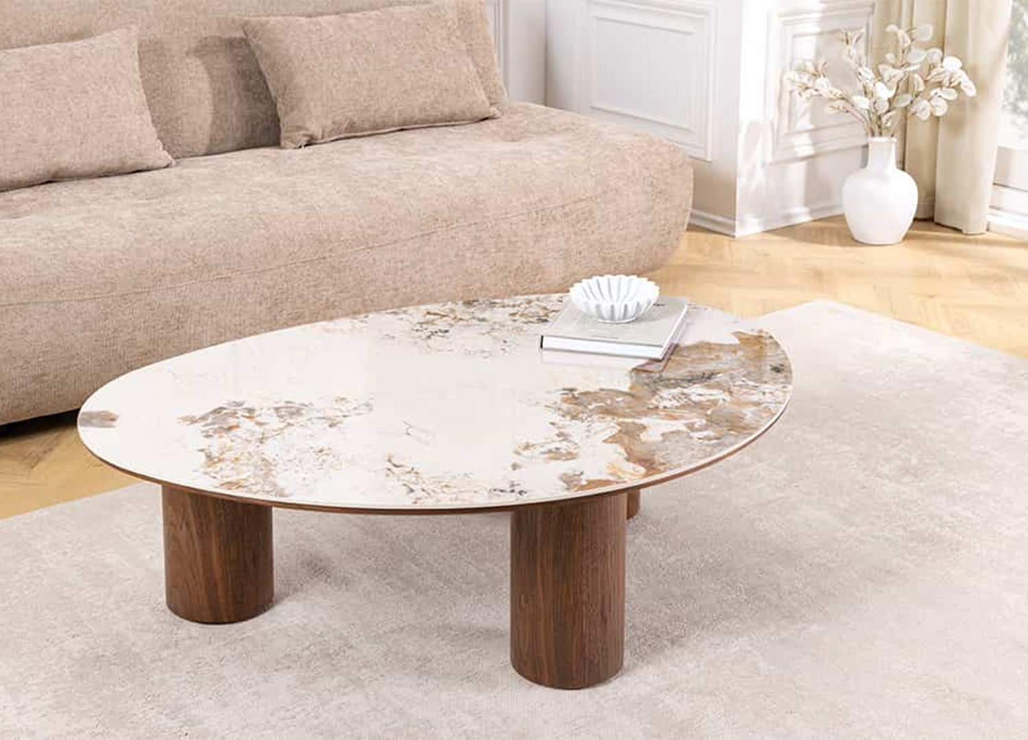 Table basse organique NÉRAYA dans une ambiance de salon chaleureuse et naturelle