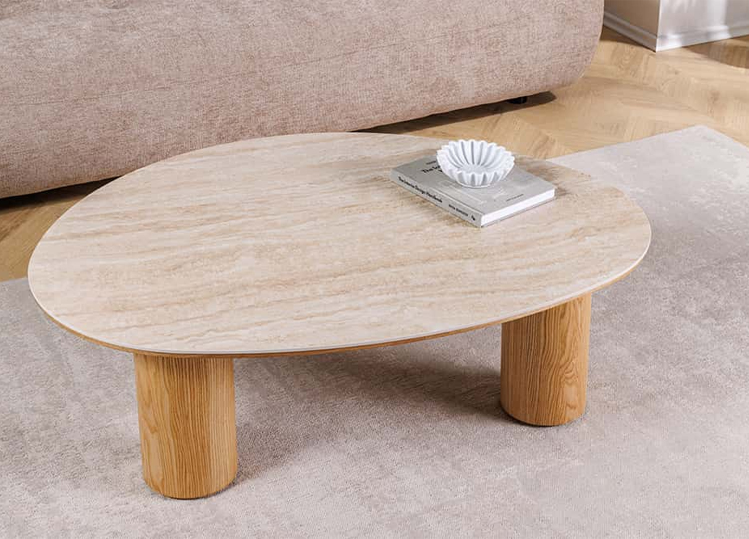 Vue légèrement plongeante de la table basse organique NÉRAYA en céramique travertin