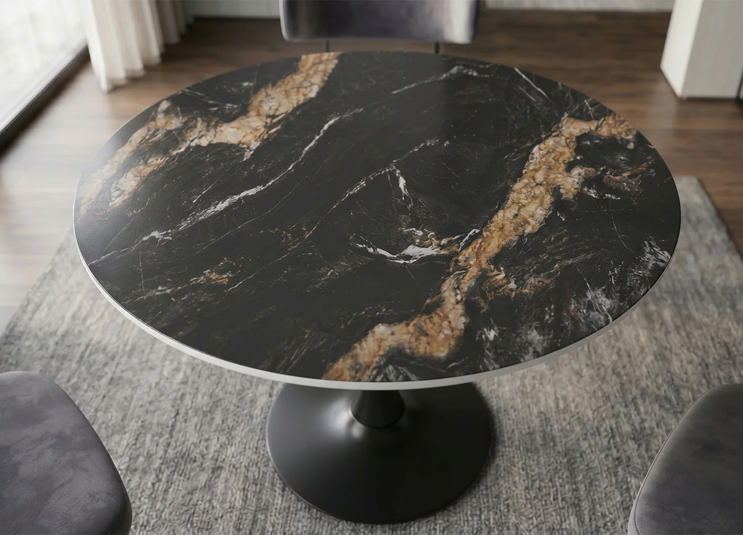 Vue du dessus du plateau rond noir doré de la table bistrot ORBIS 80 cm