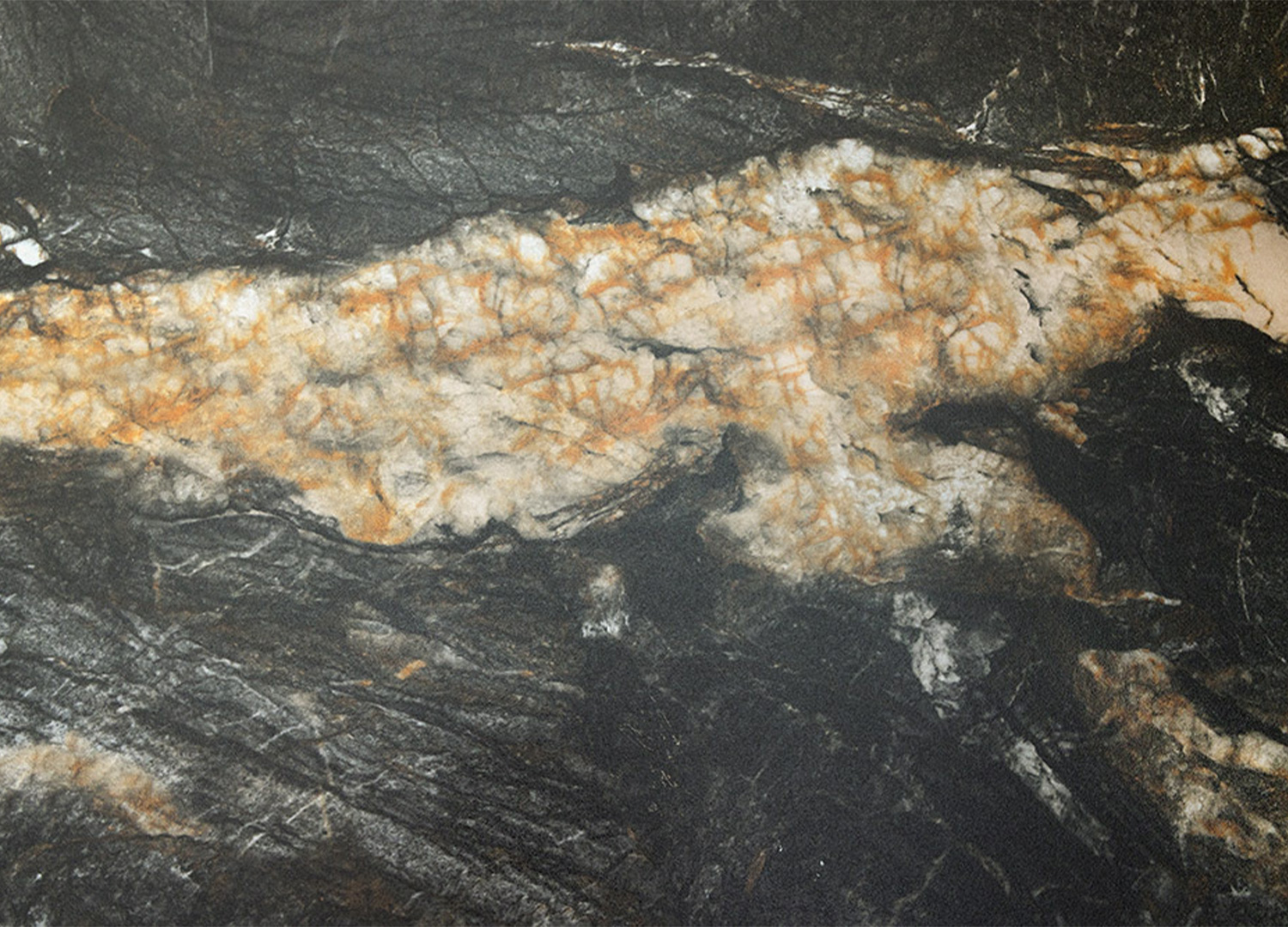 Texture du plateau en céramique noir sable et doré de la table bistrot ORBIS