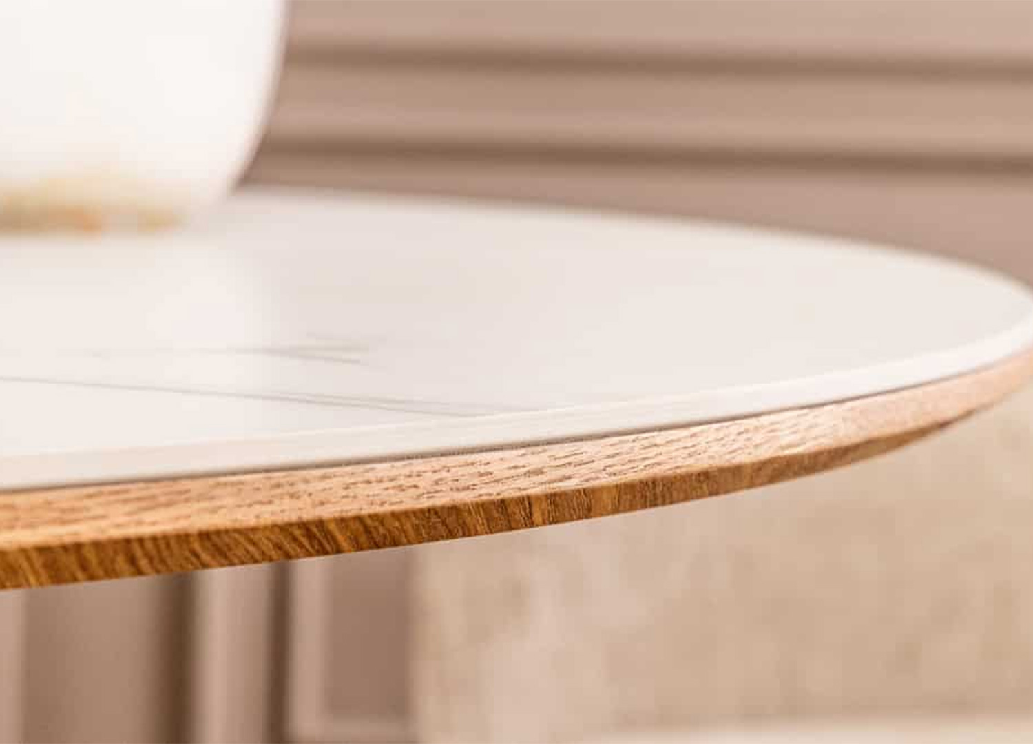 Détail du bord du plateau céramique effet marbre blanc de la table ronde ÉLIORA