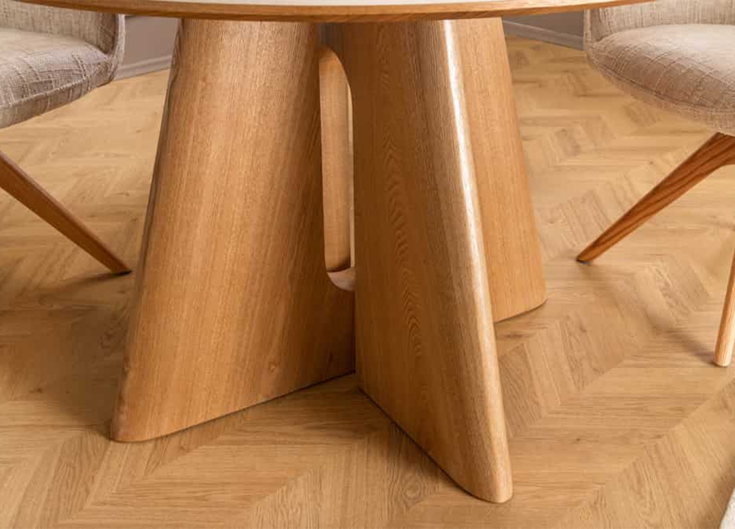 Détail du piètement central effet chêne clair de la table ronde ÉLIORA 120 cm