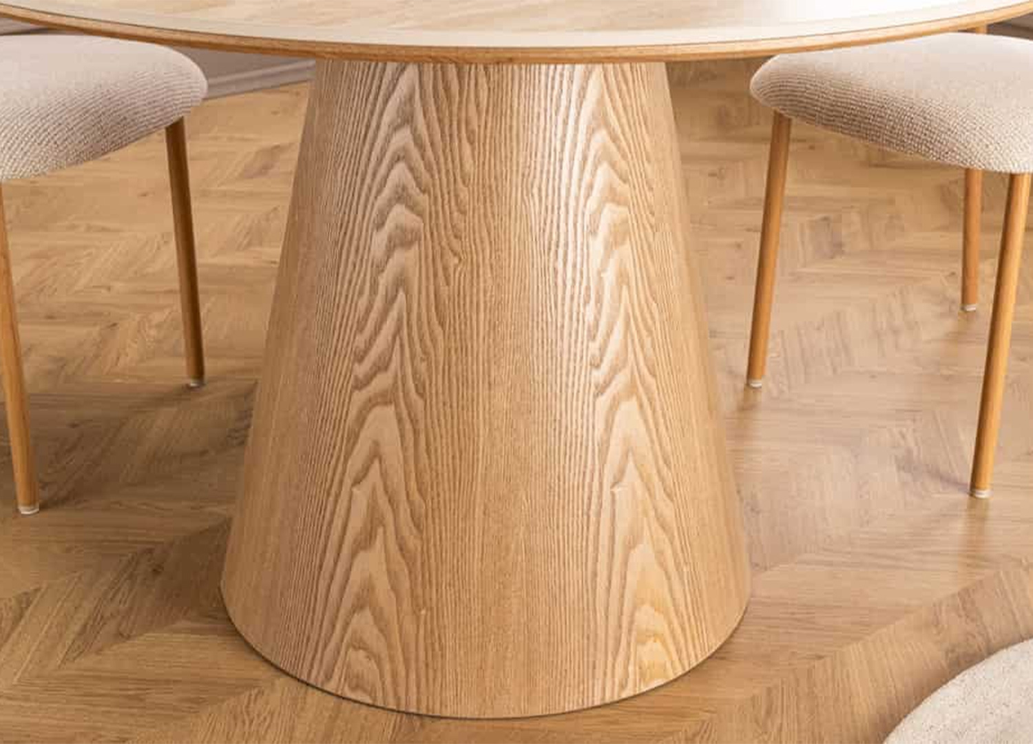 Piètement central conique en chêne clair de la table ronde ÉLIORA 120 cm