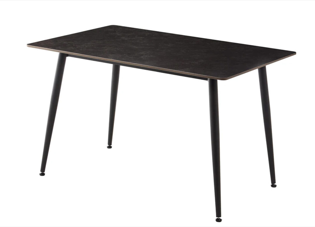 Table KAVEN 120 cm en céramique anthracite avec pieds noirs en métal sur fond blanc