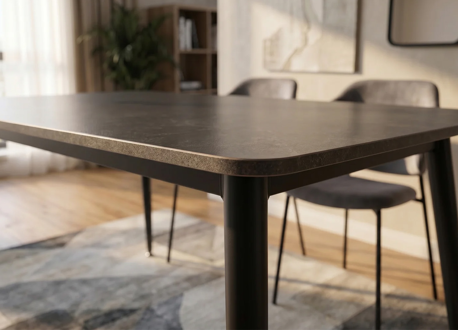 Focus sur l’épaisseur du plateau en céramique anthracite de la table KAVEN 120 cm