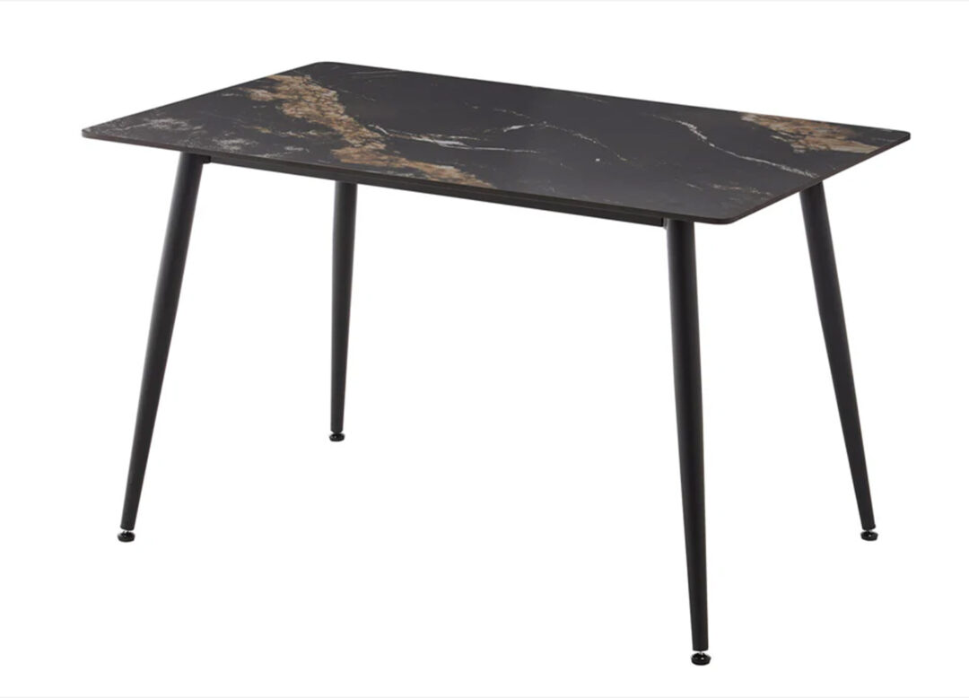 Table à manger KAVEN 140 cm en céramique noir et or avec pieds en métal noir sur fond blanc