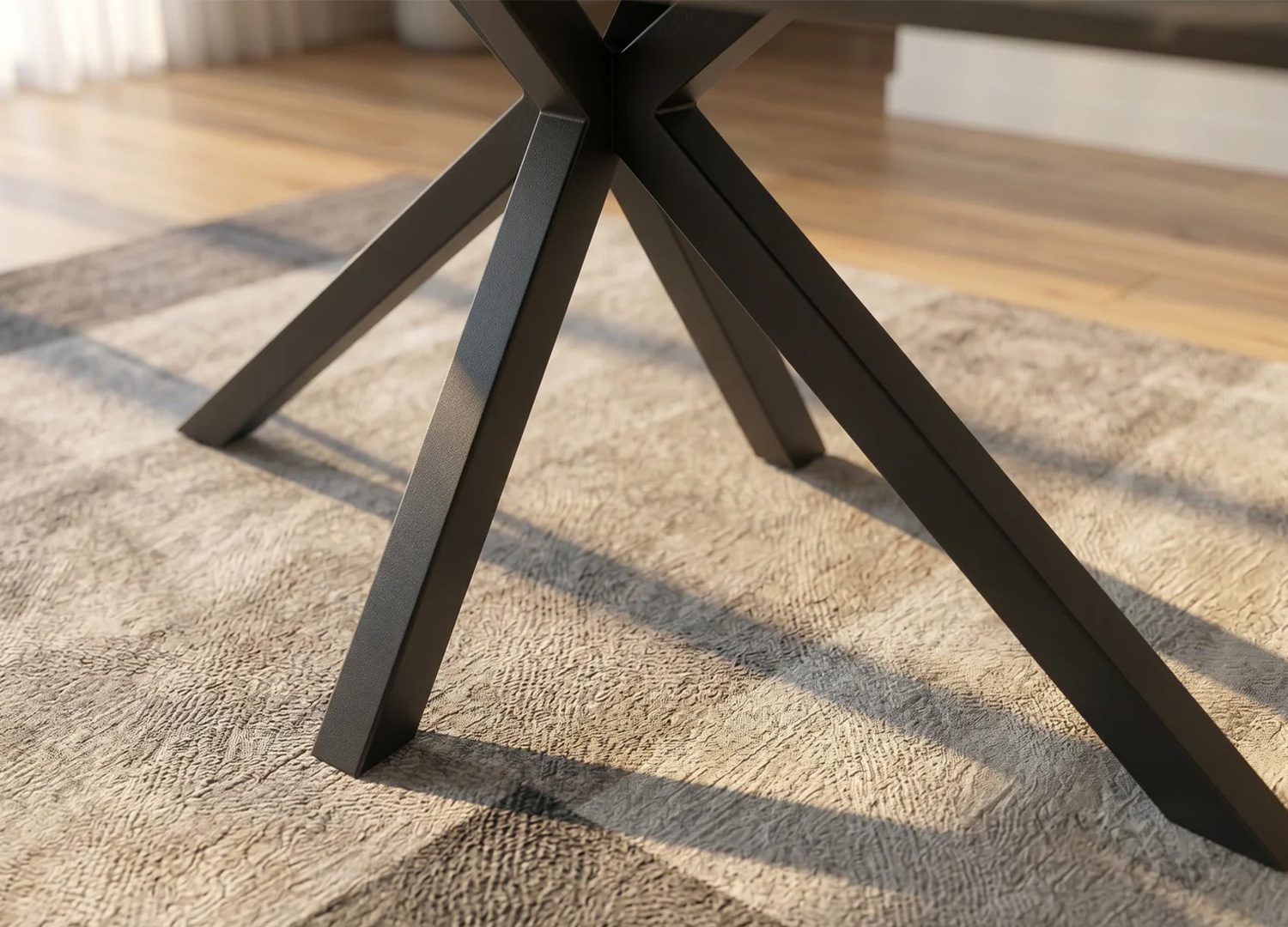 Zoom sur le piètement étoile en métal noir de la table KAVEN 180 cm
