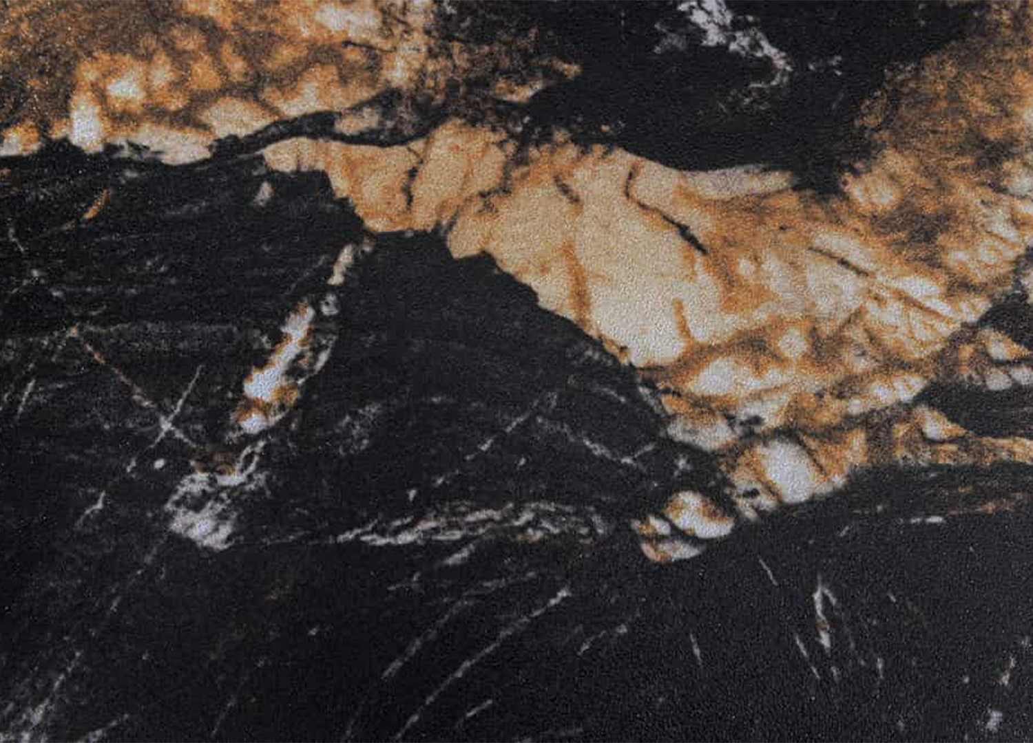 Détail du plateau en céramique noir, or et sable de la table KAVEN