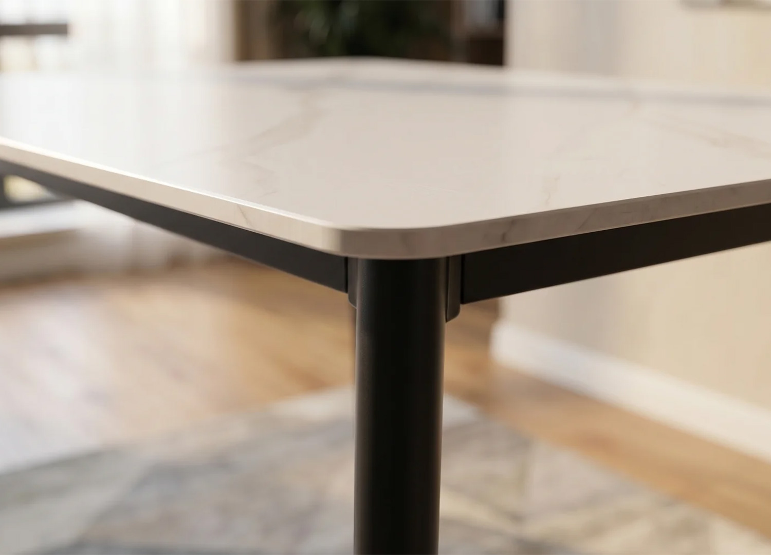 Zoom sur le veinage gris du plateau en céramique blanche effet marbre de la table KAVEN