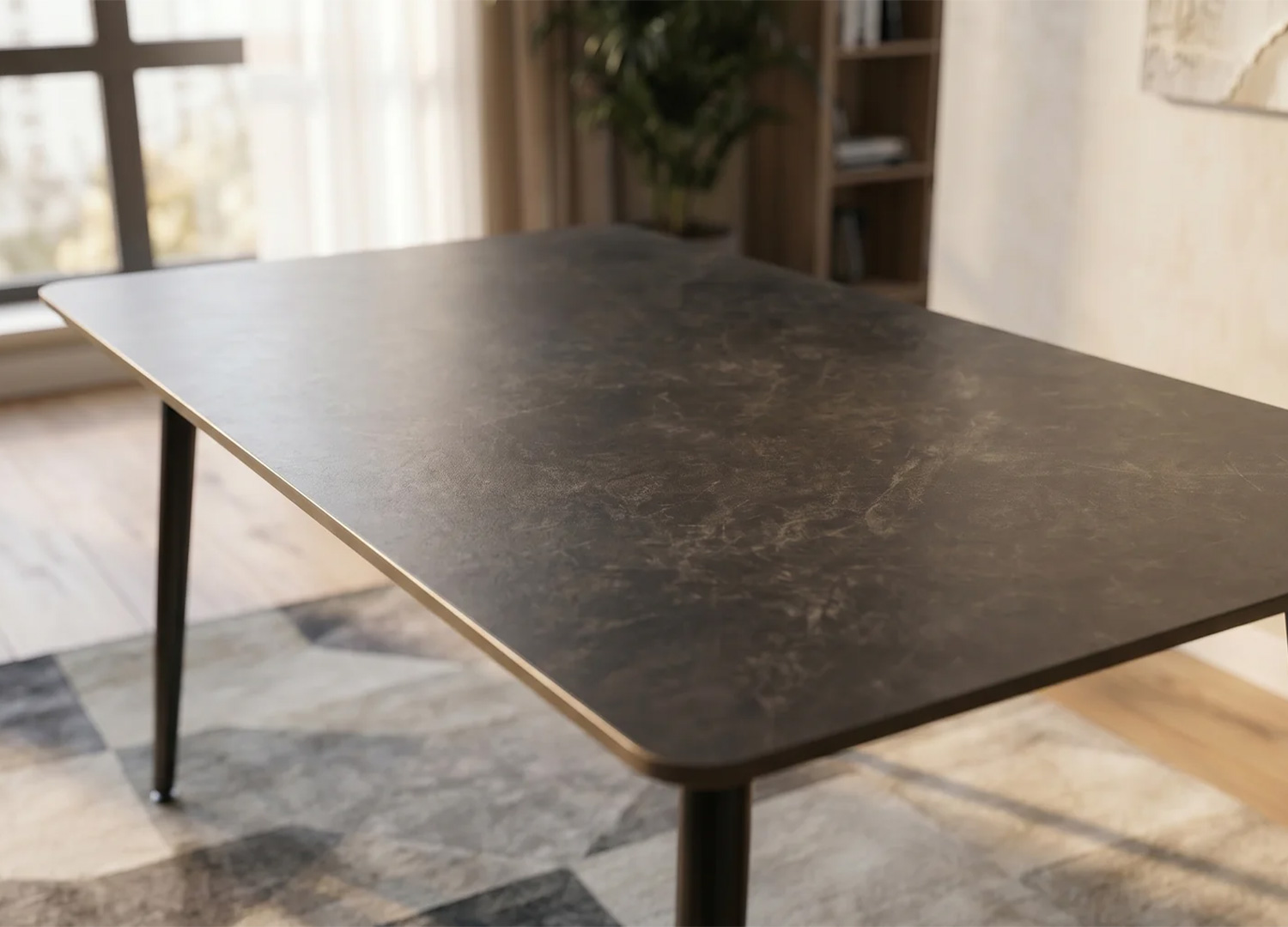 Zoom sur le plateau en céramique anthracite de la table KAVEN avec finition effet pierre