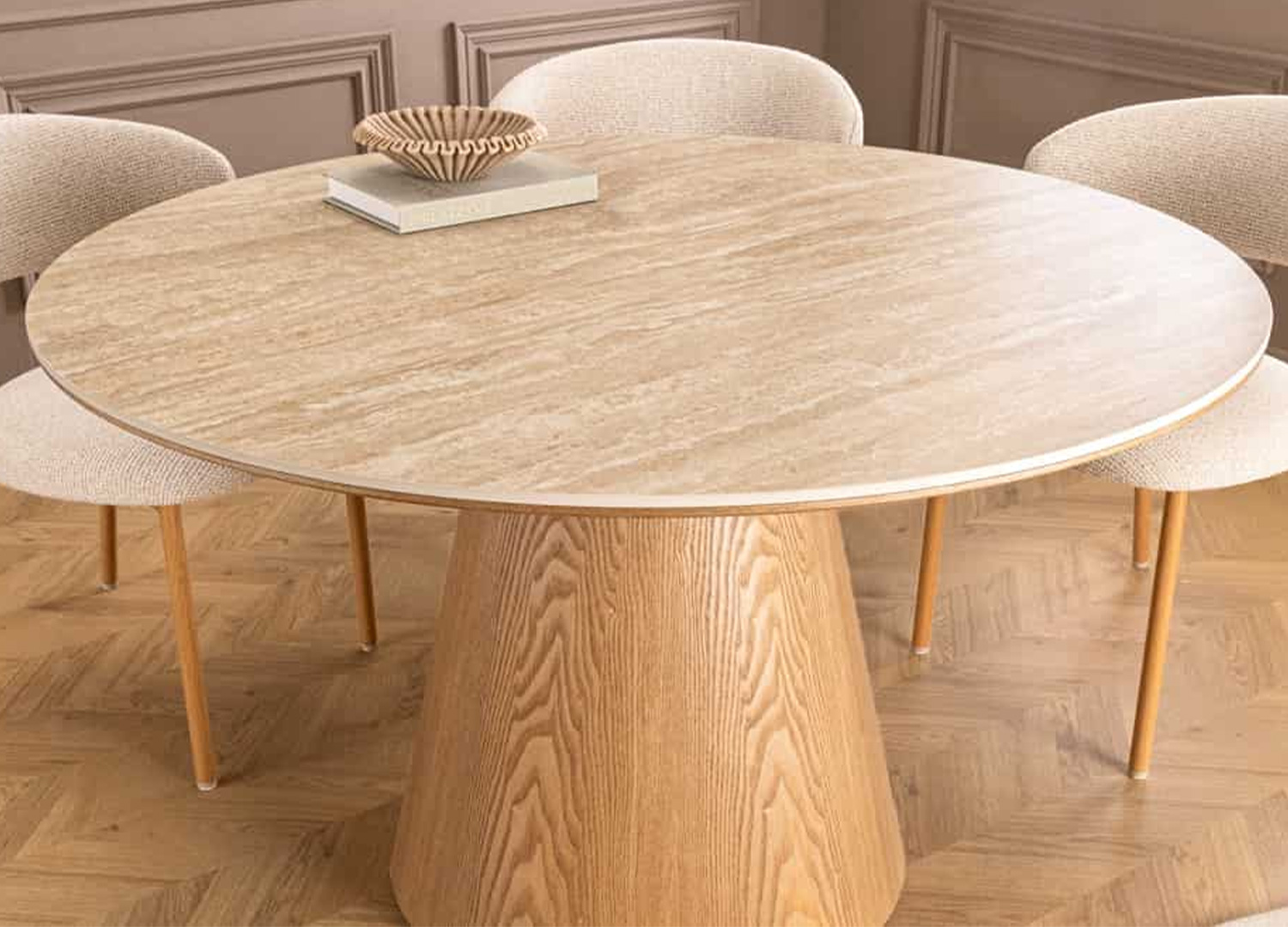 Repas convivial pour quatre personnes autour de la table ronde ÉLIORA 120 cm