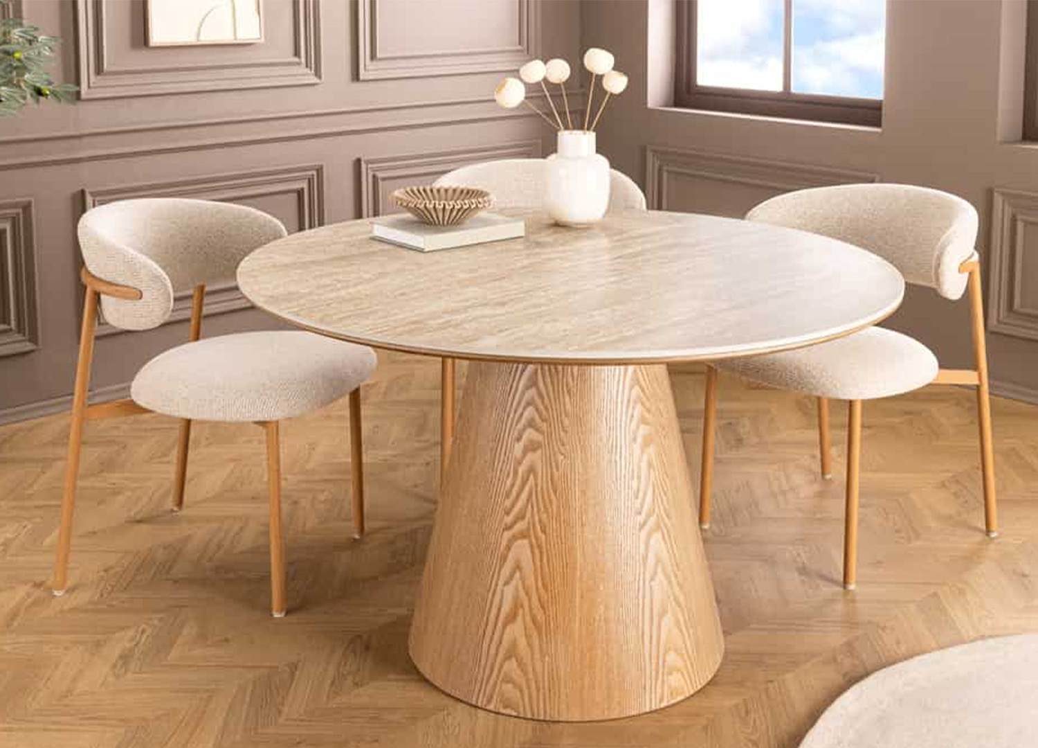 Table ronde ÉLIORA 120 cm en céramique effet travertin dans une décoration intérieure moderne et lumineuse