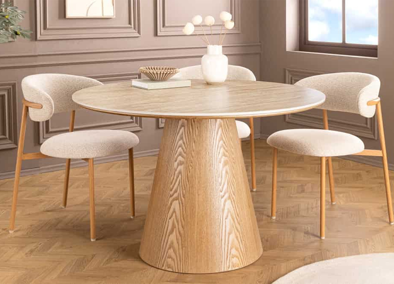 Table ronde ÉLIORA en chêne naturel et plateau travertin assortie à des chaises en tissu beige