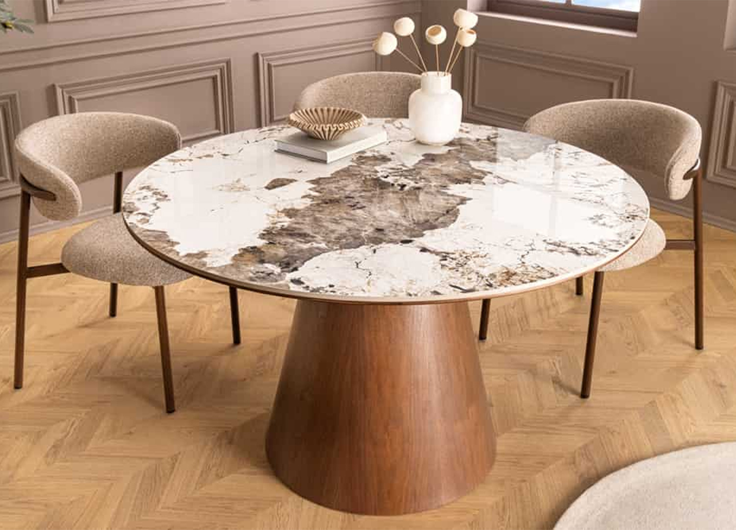 Table à manger ronde ÉLIORA installée dans une salle à manger contemporaine avec quatre chaises